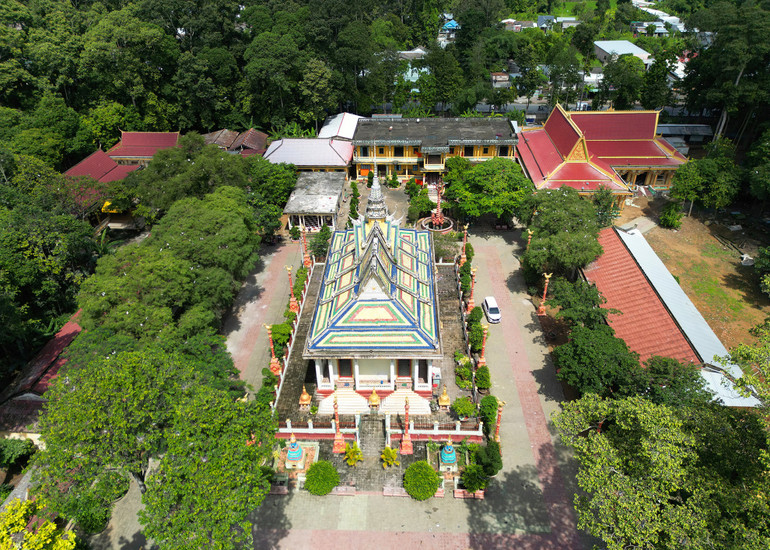 Trong số những danh lam thắng cảnh, di tích nổi tiếng ở Trà Vinh, chùa Hang là một trong những điểm đến đáng tham quan. Chánh điện chùa xây dựng trên nền đất cao. Mái của chánh điện được cấu tạo gồm nhiều lớp chồng lên nhau, trên đỉnh là chóp tháp cao vút, uy nghi. Bên trong chính điện là hai hàng cột cao lớn uy nghi, giữa chính điện là bàn thờ.