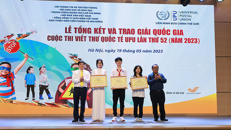 Các tác giả giành giải nhì.