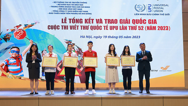 Các em học sinh giành giải ba của cuộc thi.