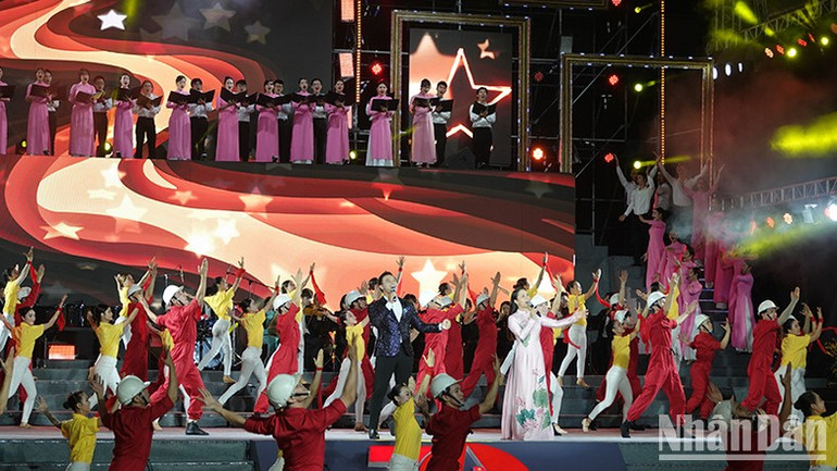 Tiết mục khai mạc chương trình. (Ảnh: BND)