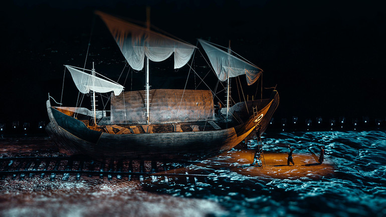 Cảnh hạ thủy chiếc tàu đầu tiên thời Nguyễn.