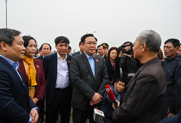 Chủ tịch Quốc hội Vương Đình Huệ trò chuyện, thăm hỏi đời sống của các ngư dân.