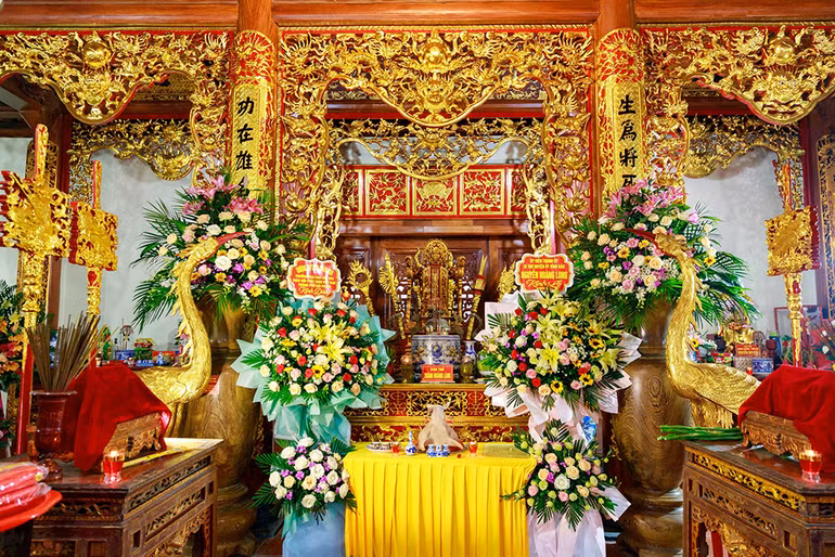 Ban thờ Danh nhân Tiến sĩ Nguyễn Duy Tiếu tại đình Tây Am.