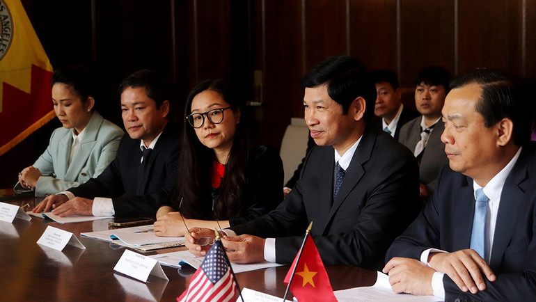 Đoàn công tác của Bộ Văn hóa, Thể thao và Du lịch Việt Nam do Thứ trưởng Hồ An Phong làm trưởng đoàn tại buổi làm việc với chính quyền thành phố Los Angeles.