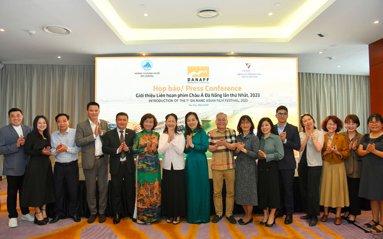 Ban tổ chức Liên hoan phim cùng các nghệ sĩ, nhà tài trợ. Ban tổ chức Liên hoan phim cùng các nghệ sĩ, nhà tài trợ.