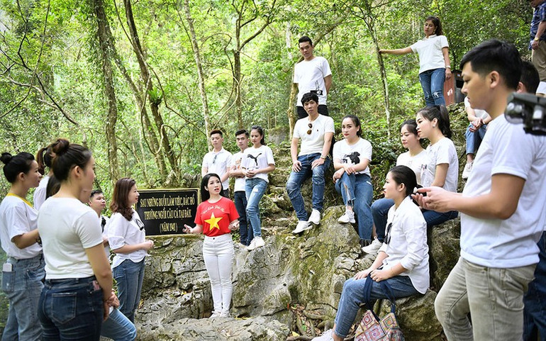 Ca sĩ Phương Nga hát tại di tích Suối Lê-nin trong MV năm 2021. Ca sĩ Phương Nga hát tại di tích Suối Lê-nin trong MV năm 2021.