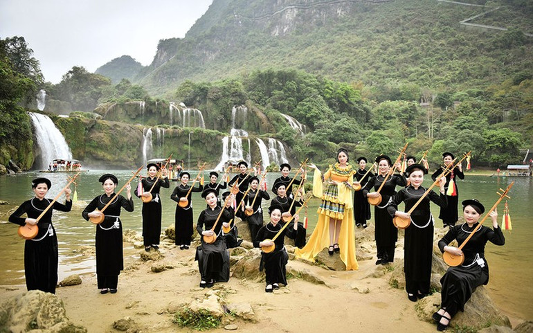 Phương Nga hát tại thác Bản Giốc trong MV năm 2021. Phương Nga hát tại thác Bản Giốc trong MV năm 2021.