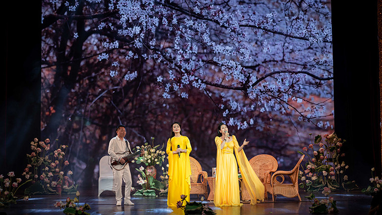 Tác giả Ruby Nguyen song ca cùng ca sĩ Lương Nguyệt Anh.