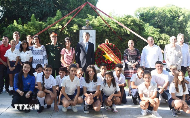 Các đại biểu tham dự chụp ảnh chung. Các đại biểu tham dự chụp ảnh chung.