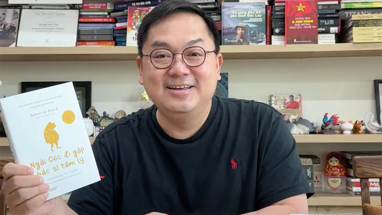 Anh Hoàng Nam Tiến và cuốn sách ưa thích “Ngài Cóc đi gặp bác sĩ tâm lý”.