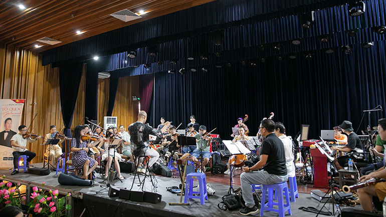 Dàn nhạc dưới sự chỉ huy của nhạc trưởng Đồng Quang Vinh cho ra những bản phối mà NSƯT Đăng Dương tâm đắc.