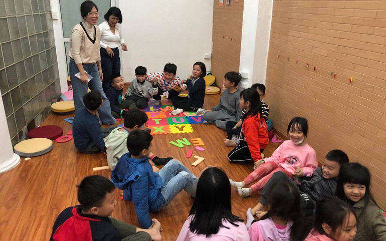 "Ngồi xệp xuống đây"... - Trò "Dung dăng dung dẻ".