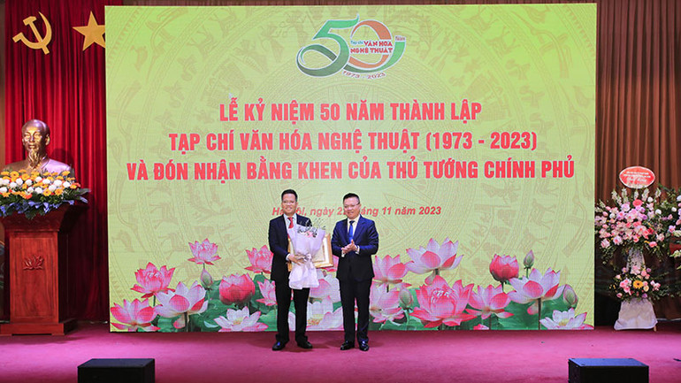 Đồng chí Lê Quốc Minh trao Bằng khen của Ban Tuyên giáo Trung ương.