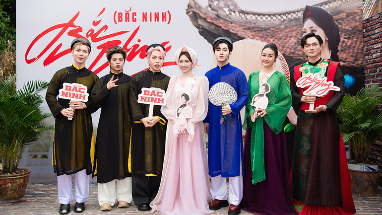 Các nghệ sĩ đến chúc mừng trong lễ ra mắt MV.