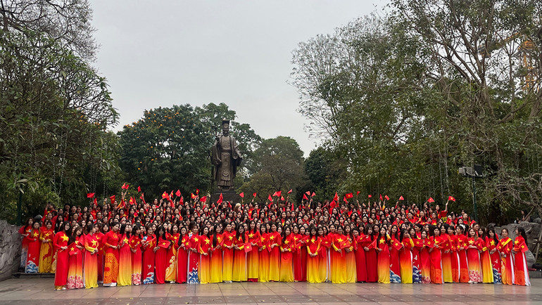 500 nữ sinh trong trang phục áo dài hình cờ Tổ quốc.