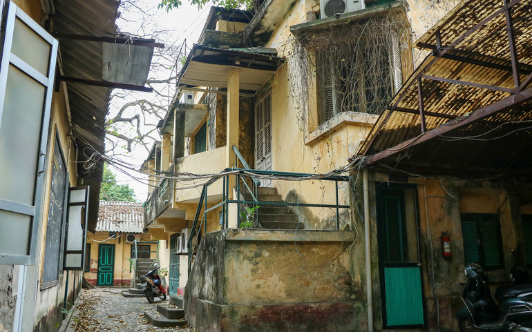 Căn nhà 2 tầng trước đây là nơi làm việc của các đạo diễn, giờ bị bỏ hoang và xuống cấp.