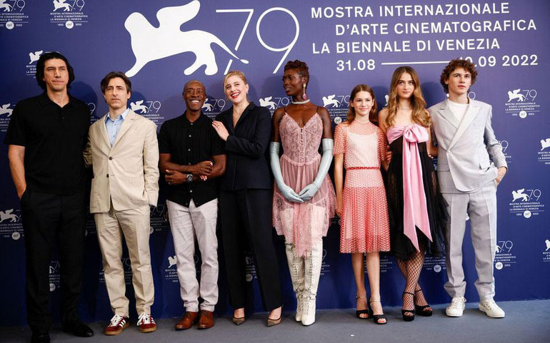 Đoàn làm phim "White Noise" ra mắt khán giả trong đêm khai mạc Liên hoan phim. (Ảnh: Reuters)