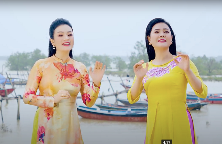 Ca sĩ trẻ Lương Nguyệt Anh mang đến màu sắc tươi mới cho album.