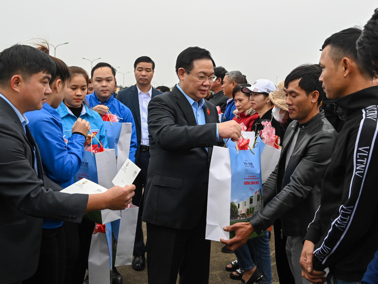 Chủ tịch Quốc hội Vương Đình Huệ tặng quà Tết cho các ngư dân.