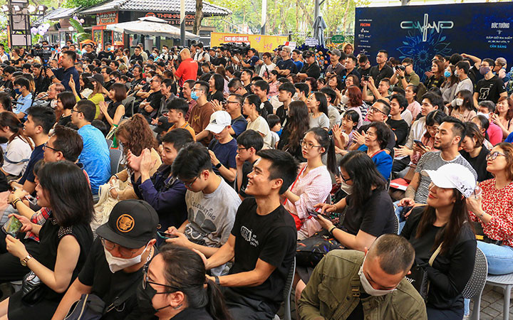 Rất đông khán giả và những người yêu thích Ban nhạc Bức tường tham dự chương trình.