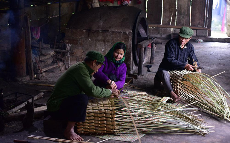Những chiếc gùi đang được hoàn thiện dần. (Ảnh: KHÁNH HUY) Những chiếc gùi đang được hoàn thiện dần. (Ảnh: KHÁNH HUY)