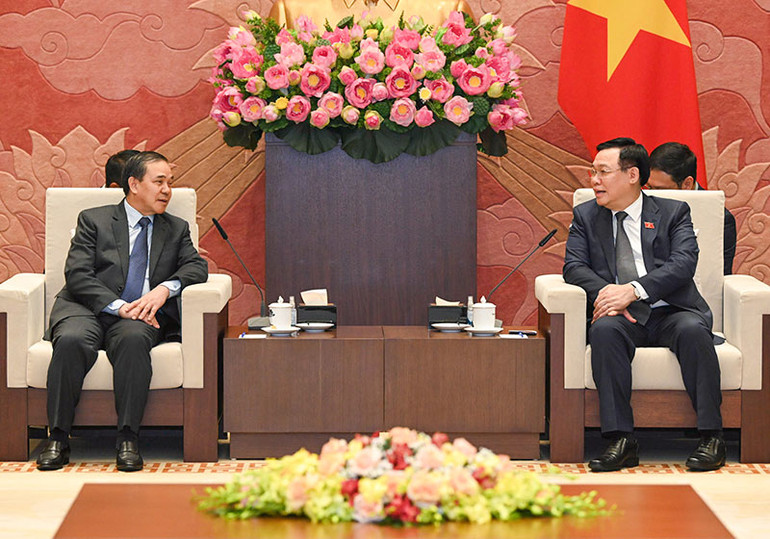 Chủ tịch Quốc hội Vương Đình Huệ và Đại sứ Lào Sengphet Houngboungnuang tại buổi tiếp. Chủ tịch Quốc hội Vương Đình Huệ và Đại sứ Lào Sengphet Houngboungnuang tại buổi tiếp.