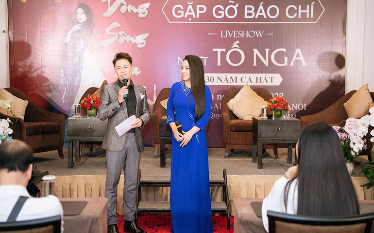 Tố Nga và MC Lê Anh trò chuyện về liveshow.