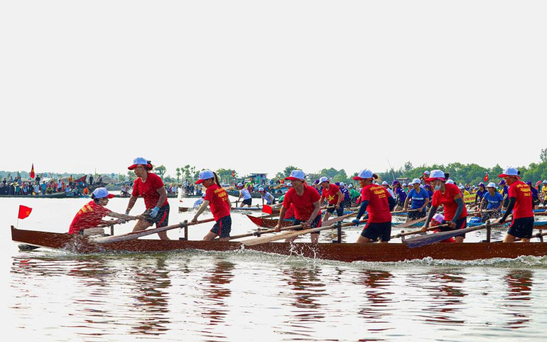 Các thuyền đua nữ cũng dồn sức để vượt lên trên đường đua xanh.