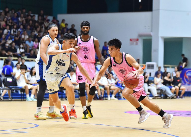 Với lợi thế sân nhà cùng sự cổ vũ nhiệt tình của đông đảo cổ động viên, các cầu thủ Hanoi Buffaloes nhanh chóng triển khai lối chơi tấn công ngay sau tiếng còi khai cuộc.