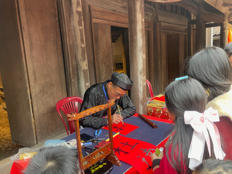 Xem ông đồ viết chữ nho.