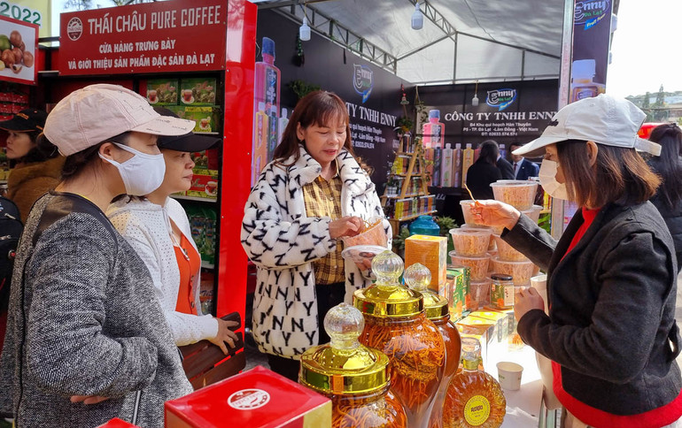 Du khách tìm hiểu sản phẩm tại Phố trà, cà phê, rượu vang và đặc sản Đà Lạt-Lâm Đồng.