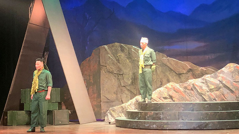 Đoạn thoại giữa hai cha con Sư trưởng và Đại đội trưởng gây xúc động.