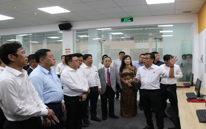 Các đại biểu tham quan Trung tâm Đào tạo điện tử quốc tế (IETC), Khu Công nghệ cao Thành phố Hồ Chí Minh.