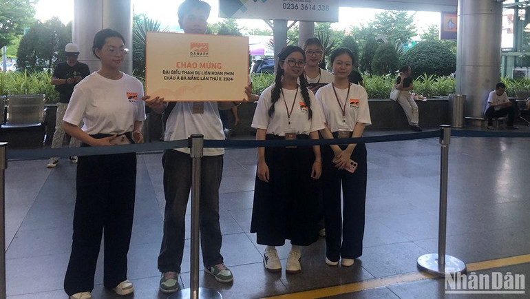 Các tình nguyện viên của Liên hoan phim chào đón các đại biểu về dự sự kiện tại sân bay Đà Nẵng. Các tình nguyện viên của Liên hoan phim chào đón các đại biểu về dự sự kiện tại sân bay Đà Nẵng.