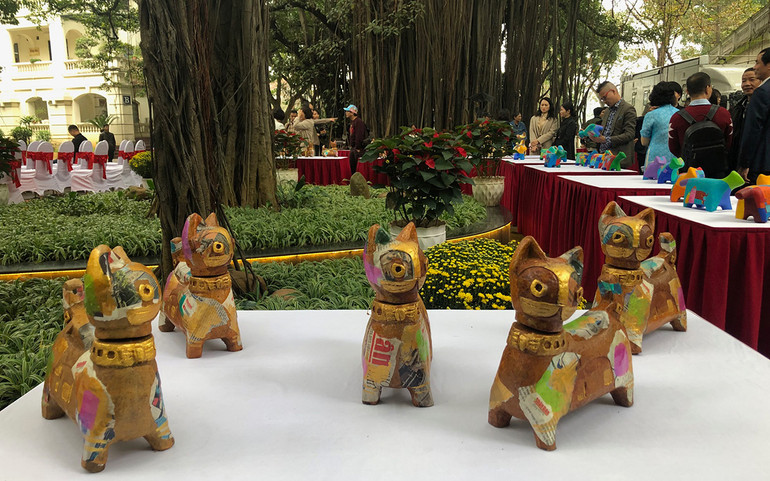 Mèo được bồi từ giấy báo Nhân Dân của họa sĩ Lê Đình Nguyên.