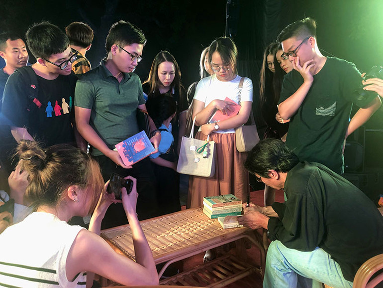 Có những bạn đọc mang cả những tác phẩm đã xuất bản trước đây của Nguyễn Ngọc Tiến đến để xin chữ ký nhà văn. Có những bạn đọc mang cả những tác phẩm đã xuất bản trước đây của Nguyễn Ngọc Tiến đến để xin chữ ký nhà văn.