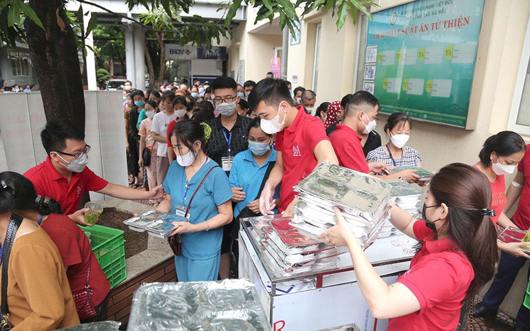 Phát 300 suất ăn cho bệnh nhân và người nhà. Phát 300 suất ăn cho bệnh nhân và người nhà.