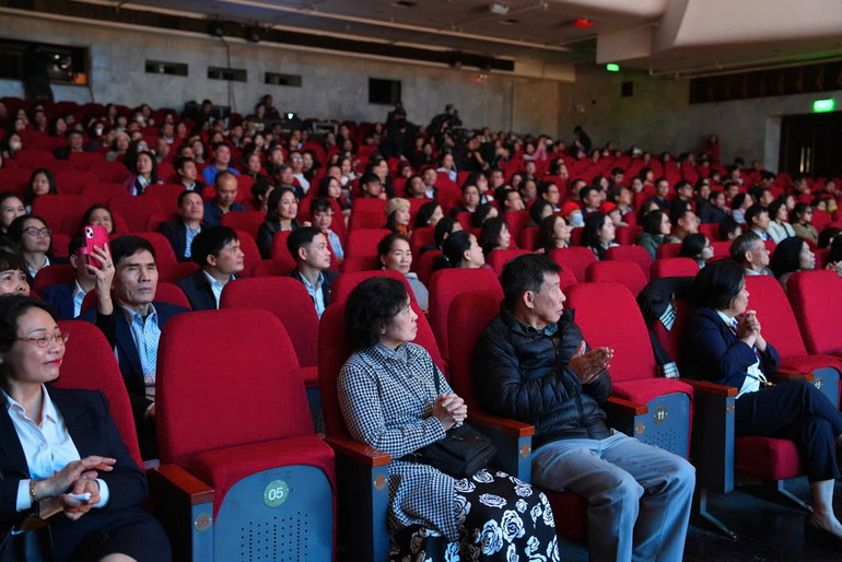 Vở diễn thu hút sự chú ý của đông đảo khán giả.