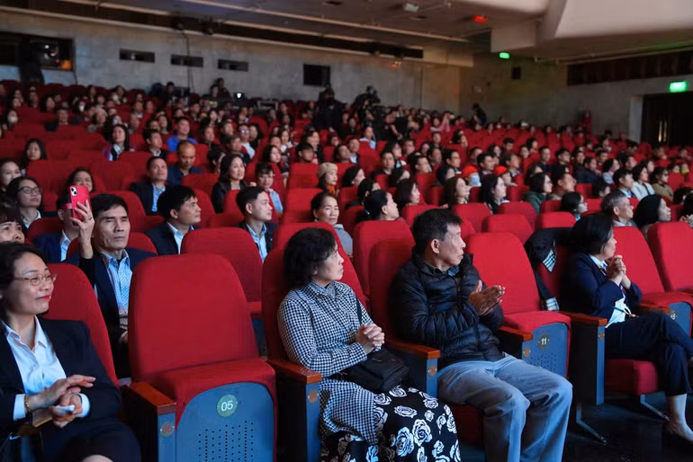 Vở diễn thu hút sự chú ý của đông đảo khán giả. Vở diễn thu hút sự chú ý của đông đảo khán giả.