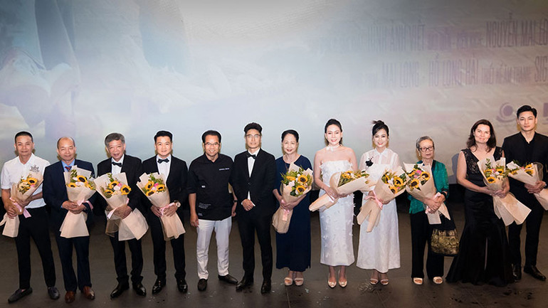 Đoàn làm phim trong buổi ra mắt.