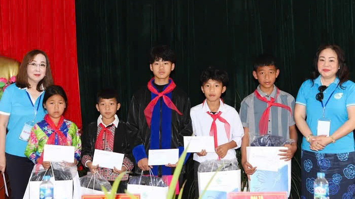 Tặng quà, học bổng cho trẻ em trong chương trình “Phụ nữ cả nước hướng về Điện Biên”. Tặng quà, học bổng cho trẻ em trong chương trình “Phụ nữ cả nước hướng về Điện Biên”.