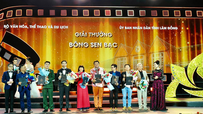 Giải Bông Sen Bạc cho ê kíp làm phim “Bầu trời của Hòa bình”.