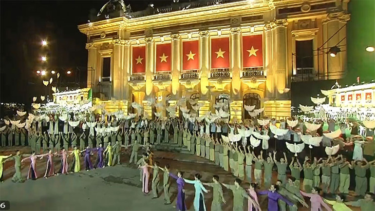 Hình ảnh những cánh chim tung bay lên cao được biểu hiện bằng những điệu múa và màn thả bóng bay. (Ảnh chụp màn hình) Hình ảnh những cánh chim tung bay lên cao được biểu hiện bằng những điệu múa và màn thả bóng bay. (Ảnh chụp màn hình)