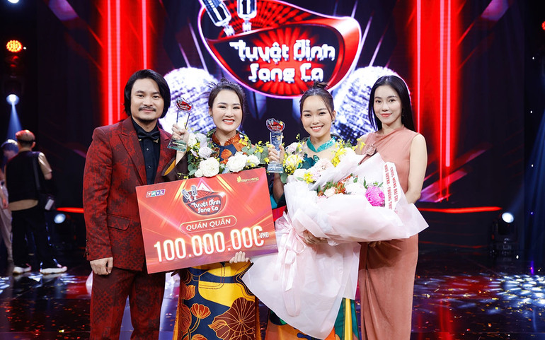 Như Quỳnh và Phương Thủy chụp ảnh cùng đạo diễn, giám khảo Phạm Hoàng Nam và bà Phạm Kim Dung, Công ty Sen Vàng. Như Quỳnh và Phương Thủy chụp ảnh cùng đạo diễn, giám khảo Phạm Hoàng Nam và bà Phạm Kim Dung, Công ty Sen Vàng.