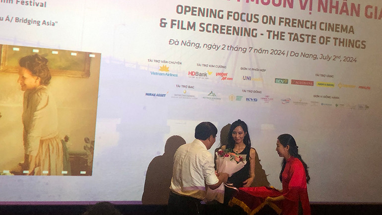 Đại diện Sở Văn hóa, Thể thao Đà Nẵng tặng hoa nhà sản xuất Trần Nữ Yên Khê.