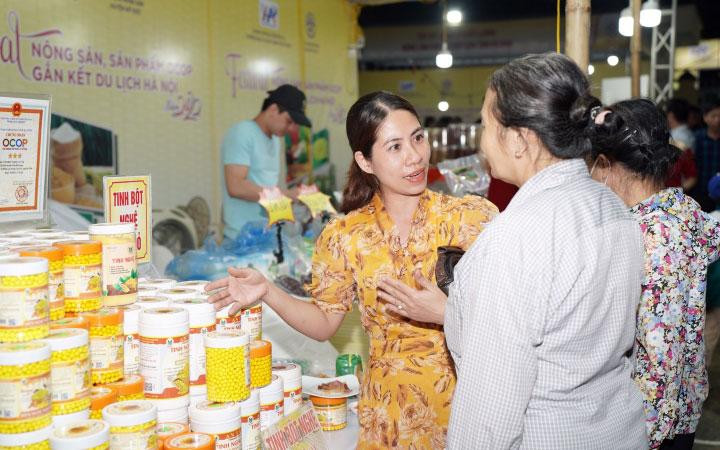 Người tiêu dùng tham quan các điểm bán sản phẩm OCOP tại lễ khai mạc.