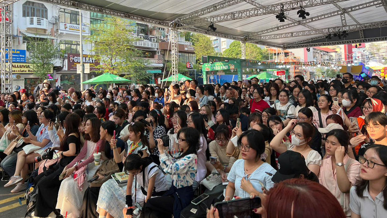 Đông đảo bạn đọc trẻ đã đến dự sự kiện.