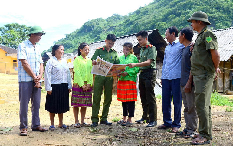 Báo Tuyên Quang đến với bạn đọc vùng cao trong ngày. (Ảnh: HUY HOÀNG) Báo Tuyên Quang đến với bạn đọc vùng cao trong ngày. (Ảnh: HUY HOÀNG)
