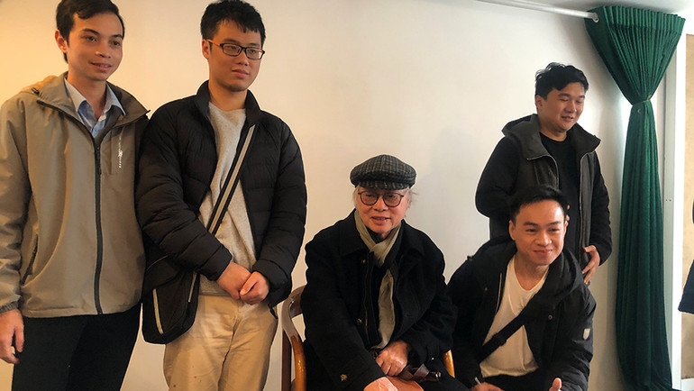 Khán giả trẻ chụp ảnh cùng đạo diễn, NSND Đặng Nhật Minh.