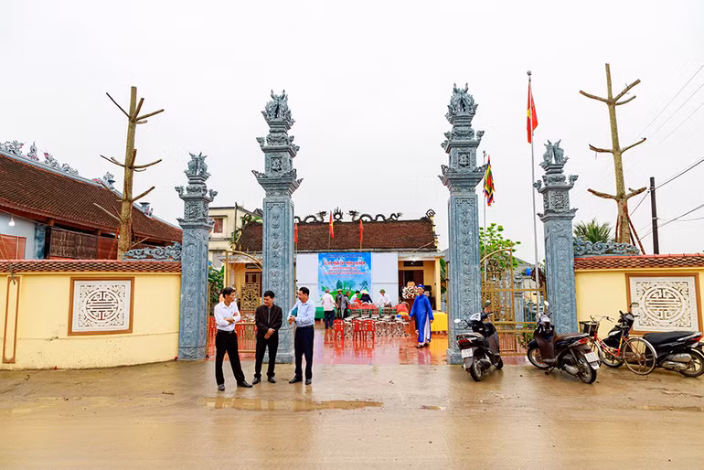 Bên ngoài đình Tây Am, nơi thờ Tiến sĩ Nguyễn Duy Tiếu.